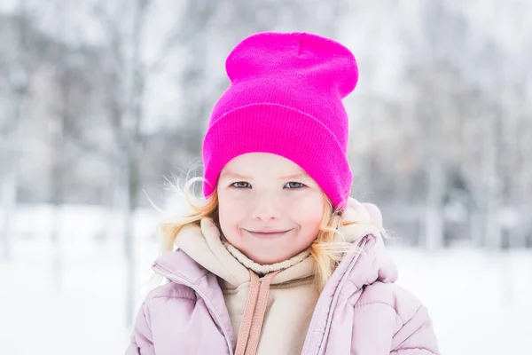 Bella Bambina Ritratto Inverno Nel Parco — Foto Stock