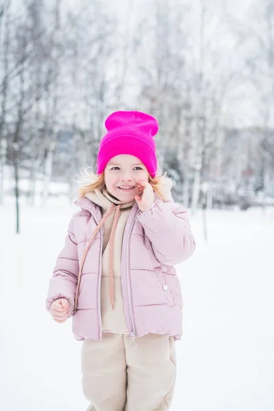 Bela Menina Retrato Inverno Parque — Fotografia de Stock