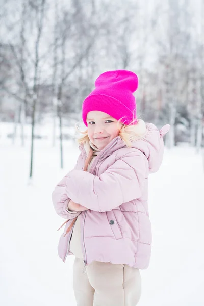 公园里冬天美丽的小女孩画像 — 图库照片