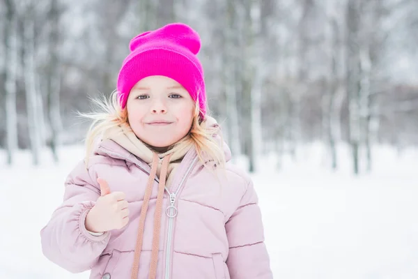 Bella Bambina Ritratto Inverno Nel Parco — Foto Stock