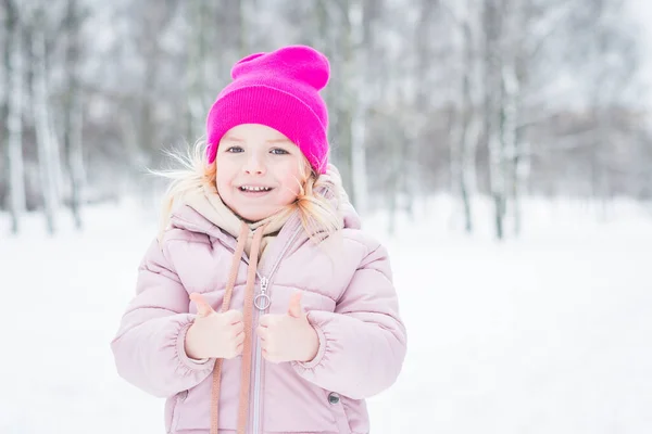 Bella Bambina Ritratto Inverno Nel Parco — Foto Stock