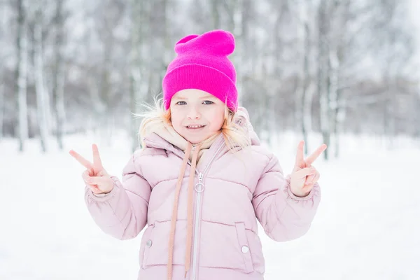 Gyönyörű Kislány Portré Télen Parkban — Stock Fotó