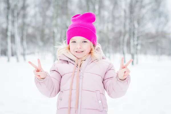 Magnifique Portrait Petite Fille Hiver Dans Parc — Photo