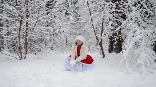 Menina engraçada em um terno vermelho se divertindo no inverno — Vídeo de Stock