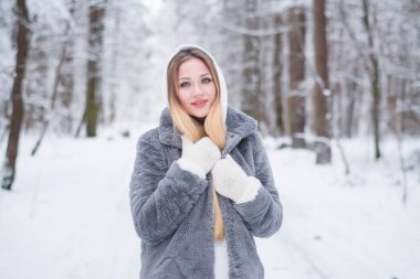 Ormanda kışın güzel bir kız portresi