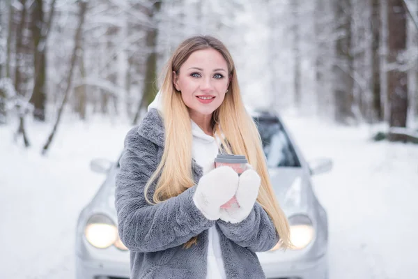 Gyönyörű Lány Télen Portré Erdőben Egy Bögre Forró Tea Vagy — Stock Fotó