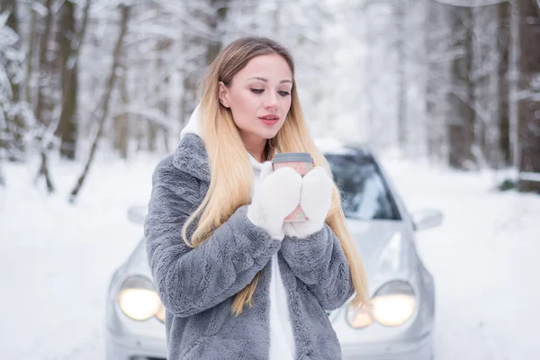 Menina Bonita Retrato Inverno Floresta Com Uma Caneca Chá Quente — Fotografia de Stock