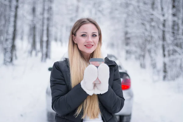 Belle Fille Hiver Portrait Dans Forêt Avec Une Tasse Thé — Photo