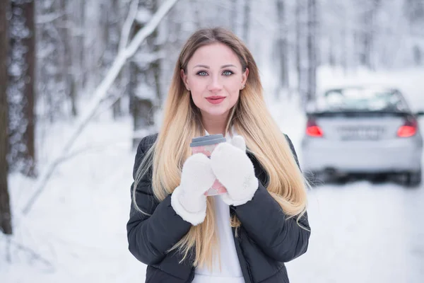 Gyönyörű Lány Télen Portré Erdőben Egy Bögre Forró Tea Vagy — Stock Fotó