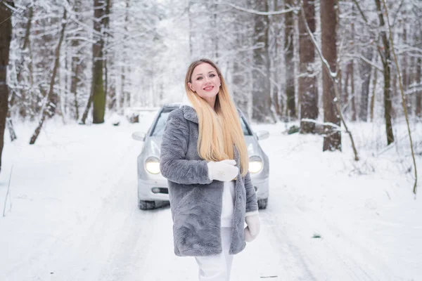 Ormanda Kışın Güzel Bir Kız Portresi — Stok fotoğraf
