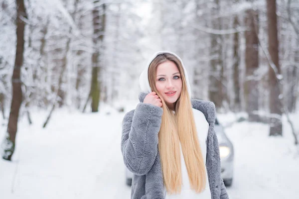 Bella Ragazza Ritratto Inverno Nella Foresta — Foto Stock