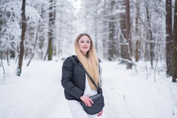 Menina Bonita Retrato Inverno Floresta — Fotografia de Stock