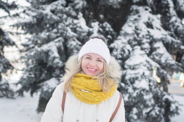 Beyaz elbiseli güzel sarışın kız kışın şehir caddesinde