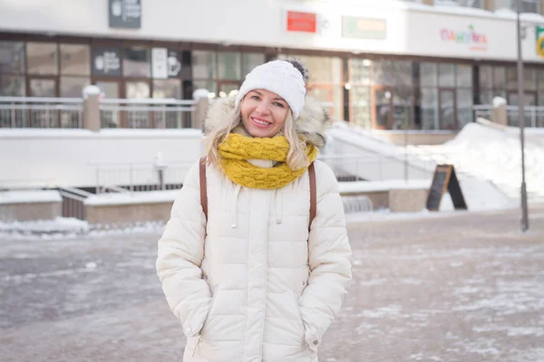 Menina Loira Bonita Roupas Brancas Inverno Uma Rua Cidade — Fotografia de Stock