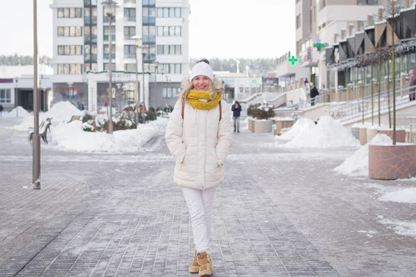 Menina Loira Bonita Roupas Brancas Inverno Uma Rua Cidade — Fotografia de Stock