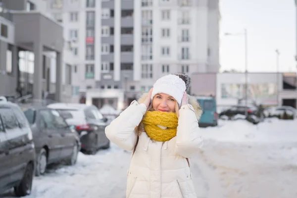 Bella Ragazza Bionda Vestiti Bianchi Inverno Una Strada Della Città — Foto Stock