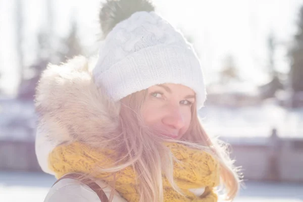 Menina Loira Bonita Roupas Brancas Inverno Uma Rua Cidade — Fotografia de Stock