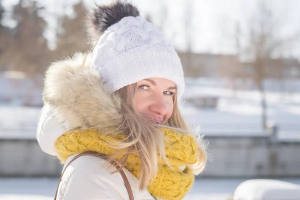 Menina Loira Bonita Roupas Brancas Inverno Uma Rua Cidade — Fotografia de Stock