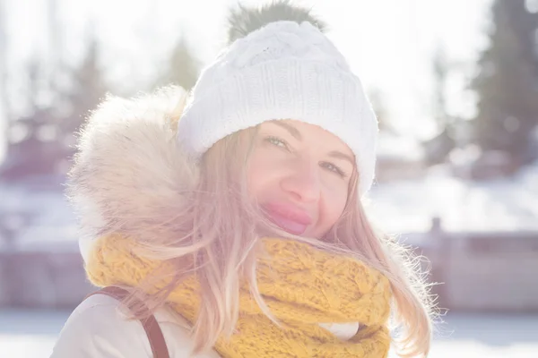 Mooi Blond Meisje Witte Kleren Winter Een Stad Straat — Stockfoto