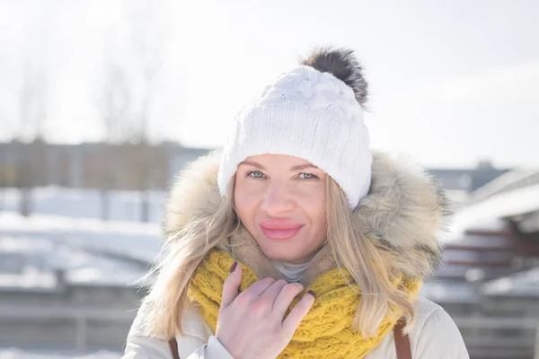 Mooi Blond Meisje Witte Kleren Winter Een Stad Straat — Stockfoto