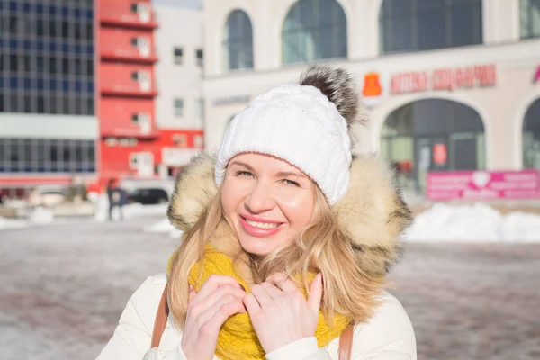 Belle Fille Blonde Vêtements Blancs Hiver Dans Une Rue Ville — Photo