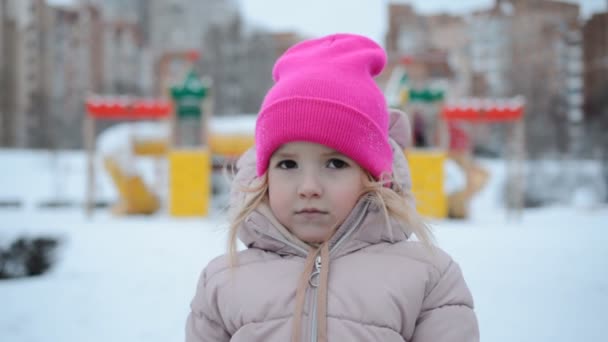 슬픈 어린 소녀 겨울 초상화 — 비디오