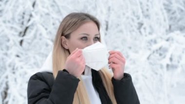 Ormandaki güzel kız portresi koruyucu bir maske takıyor.