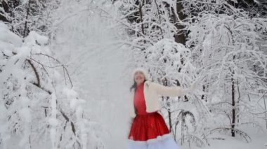 Güzel kız bir dalı karla sallıyor
