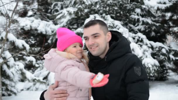 Otec a holčička dcera portrét v zimě — Stock video