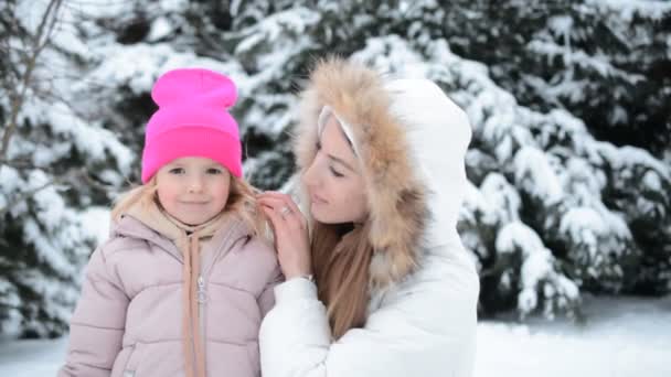 Mamma e figlia insieme ritratto in inverno — Video Stock