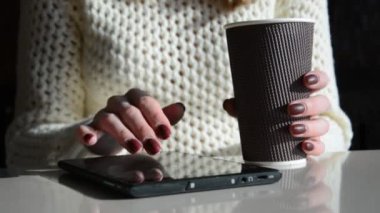 Sabahları tablet kullanan kadın elleri.