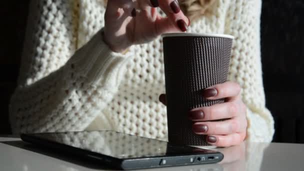 Große Tasse Kaffee und weibliche Hände — Stockvideo