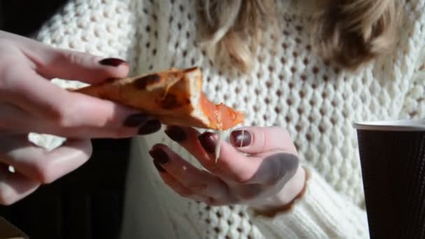 Inomhus video av flickor hand hålla en bit pizza — Stockvideo