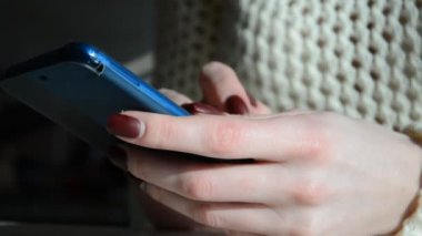 Mavi Akıllı Telefondan Yazan Kadın Elleri Yan Görünümü