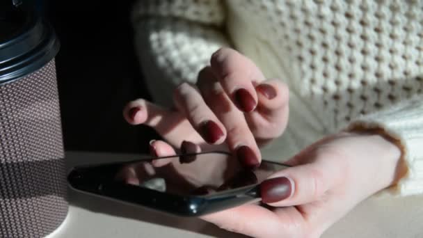 Κοντινό πλάνο του μια επιχείρηση κορίτσια χέρια με ένα μαύρο smartphone — Αρχείο Βίντεο
