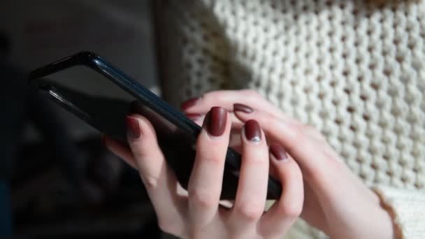Χέρι του κοριτσιού χρησιμοποιώντας smartphone — Αρχείο Βίντεο