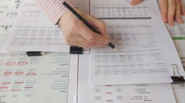 Denetçiler mali belgeleri kontrol ediyor