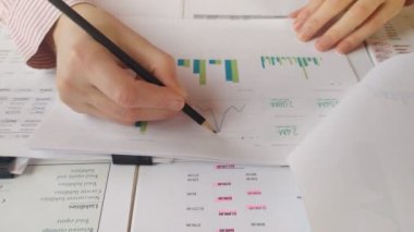 Finansal analistler grafikleri ve grafikleri görüyor