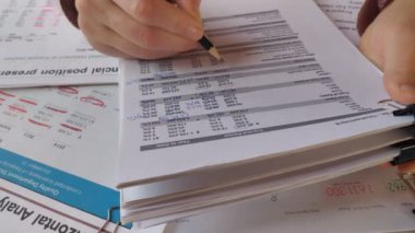 Denetçi ya da işadamı, evrak hazırlamak ya da analiz bilgilerini kutularda rapor etmek için arama belgesini kontrol ediyor