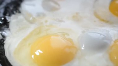 Tavuk yumurtaları kızartıldı.