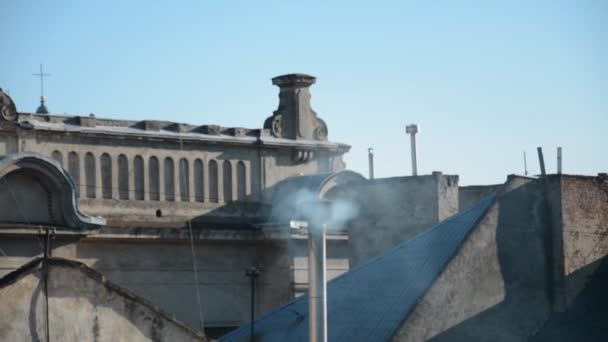 Eski bir Avrupa şehrinin bacasından ve çatısından duman çıkıyor. — Stok video