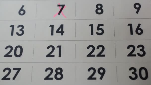 Mano tachando días en calendario de pared — Vídeos de Stock