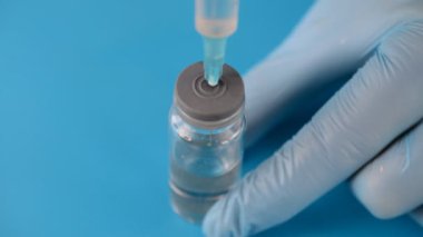 Şırınga ve ilaç şişesi iğneye hazırlanın.