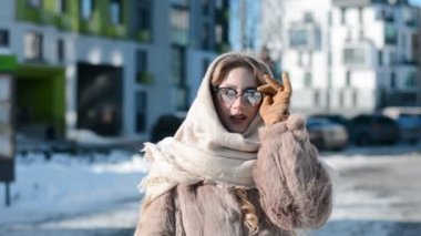 Şehirde kışın şık Rus şirin kız portresi