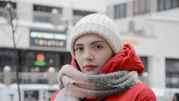 Грустный студенческий портрет в теплой одежде весной осенью или зимой — стоковое видео