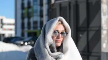 Kışın güzel bir kızın portresi.