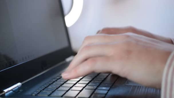 Tipo de dos manos en un teclado portátil — Vídeos de Stock