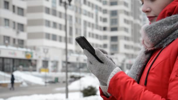 白种人女人看着手机在街上走着去写字楼，城市人手里拿着手机上下班 — 图库视频影像