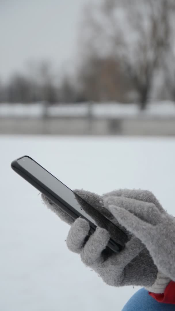 Primer plano de las manos femeninas en guantes tipográficos mensaje en el teléfono móvil — Vídeos de Stock