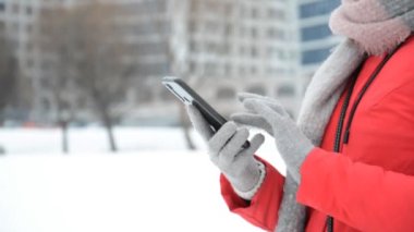 Akıllı telefon kullanan kız